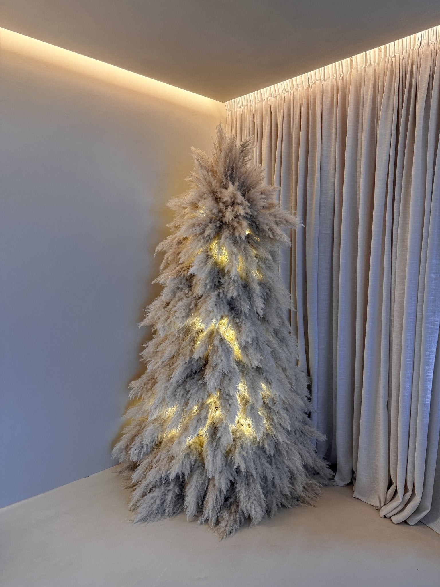 pampas grass christmas tree - pampas tree - beige interior